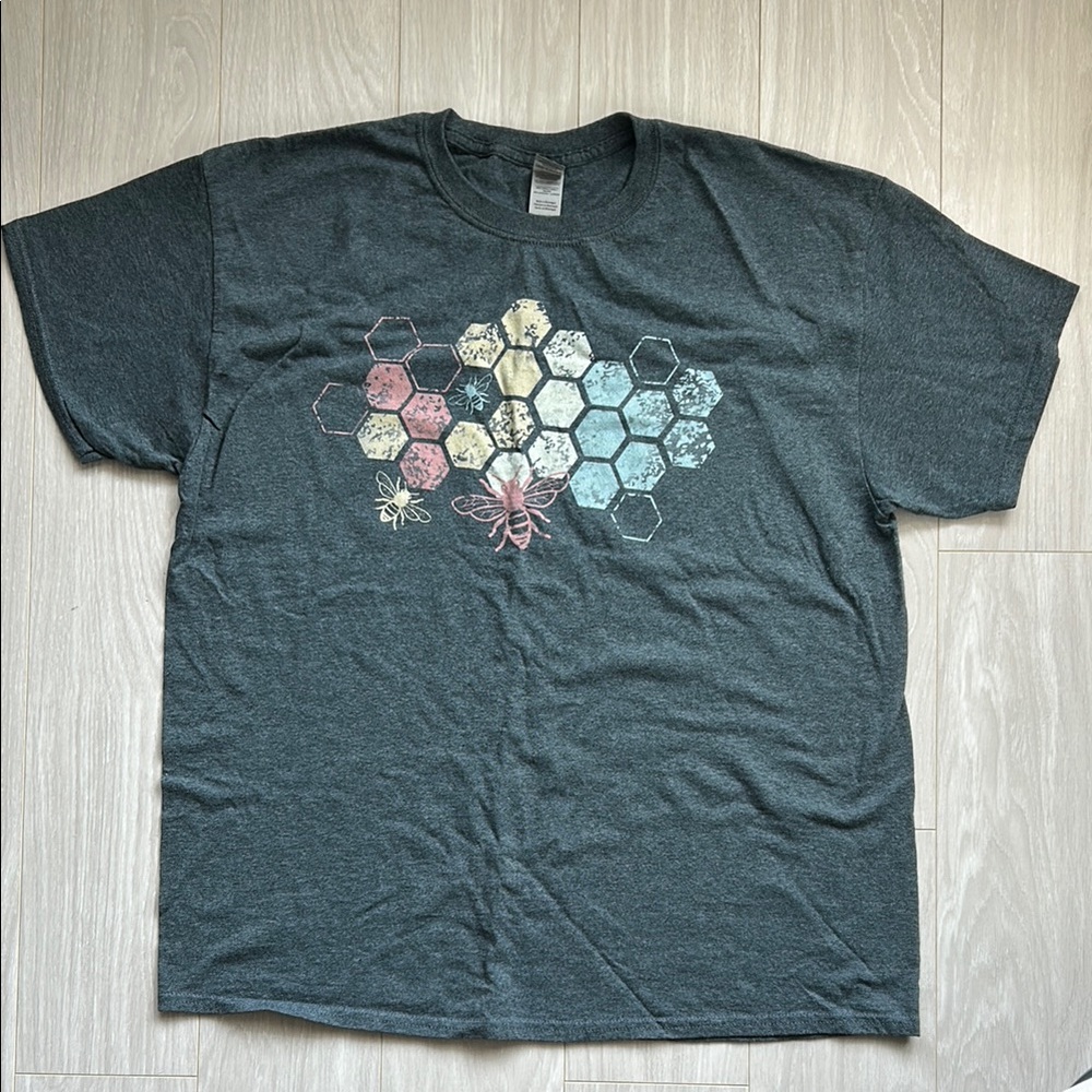 Gildan Gray Short Sleeve Tee with Modern Hexagonal Design